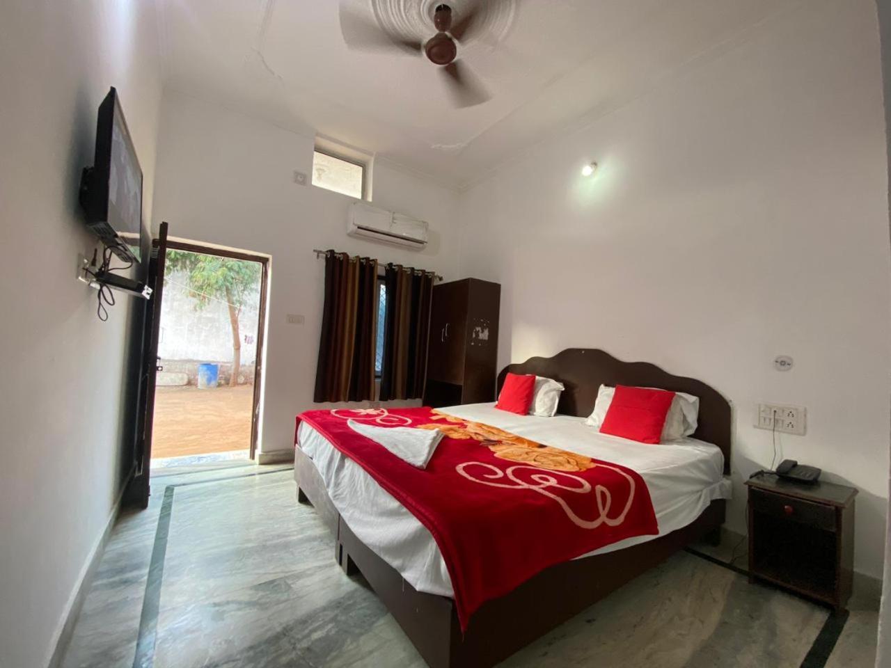 Karma Hostel Khajurāho Exteriör bild